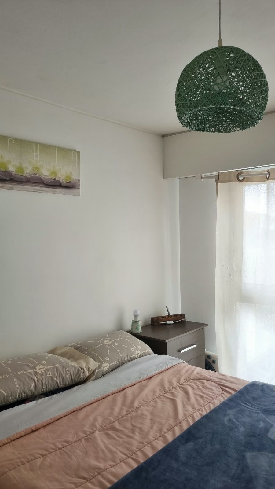 Dormitorio después de la limpieza y pintura de paredes y techo