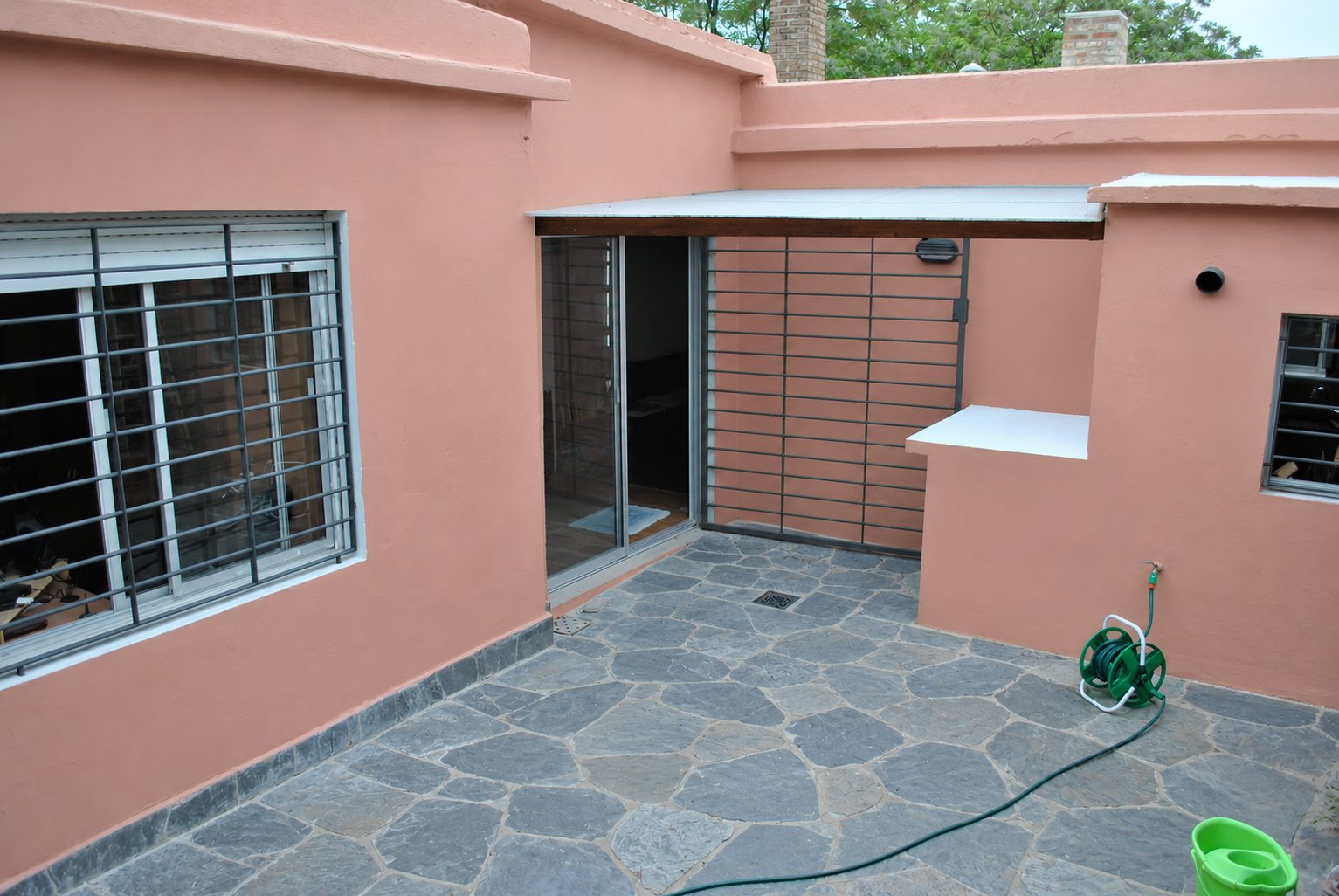 Exterior de una casa pintada en color salmón